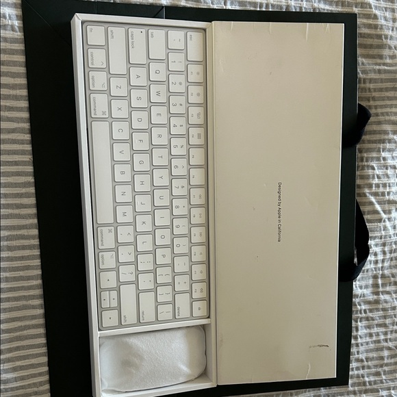 Wireless White Keyboard - Picture 1 of 4